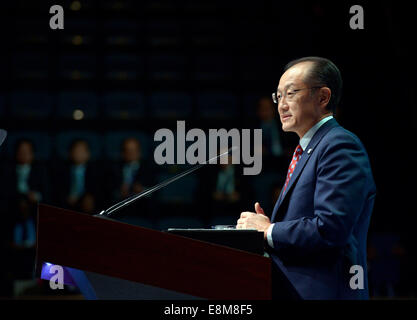 Washington, DC, USA. 10. Oktober 2014. Weltbank-Präsident Jim Yong Kim spricht während der Plenarsitzung der Jahrestagung von Weltbank und Internationaler Währungsfonds (IWF) in Washington, D.C., Hauptstadt der USA, 10. Oktober 2014. Bildnachweis: Yin Bogu/Xinhua/Alamy Live-Nachrichten Stockfoto
