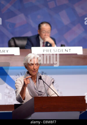 Washington, DC, USA. 10. Oktober 2014. Managing Director des Internationalen Währungsfonds, Christine Lagarde spricht während der Plenarsitzung der Jahrestagung von Weltbank und Internationaler Währungsfonds (IWF) in Washington, D.C., Hauptstadt der USA, 10. Oktober 2014. Bildnachweis: Yin Bogu/Xinhua/Alamy Live-Nachrichten Stockfoto