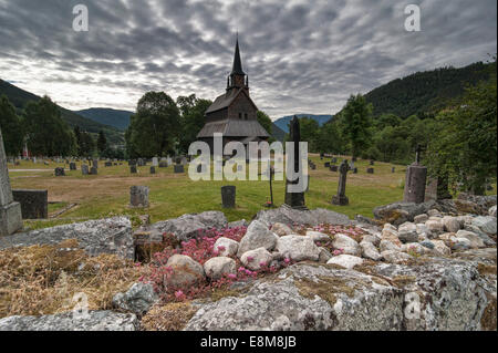 Die Stabkirche von Kaupanger, eines der größten in Norwegen befindet sich auf der Sognefjorden, Norwegen. Stockfoto