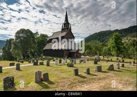 Die Stabkirche von Kaupanger, eines der größten in Norwegen befindet sich auf der Sognefjorden, Norwegen. Stockfoto