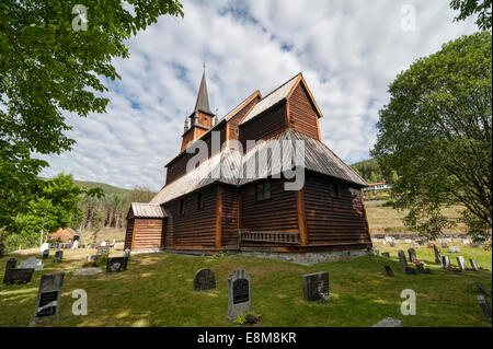 Die Stabkirche von Kaupanger, eines der größten in Norwegen befindet sich auf der Sognefjorden, Norwegen. Stockfoto