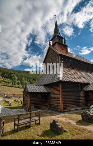 Die Stabkirche von Kaupanger, eines der größten in Norwegen befindet sich auf der Sognefjorden, Norwegen. Stockfoto