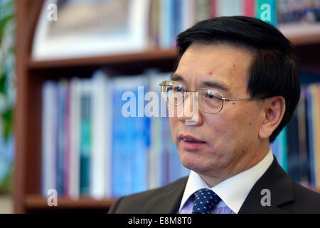 Washington, DC, USA. 7. Oktober 2014. Lin Jianhai, Sekretär des IWF, spricht in einem Interview in Washington, DC, USA, 7. Oktober 2014. © Yin Bogu/Xinhua/Alamy Live-Nachrichten Stockfoto