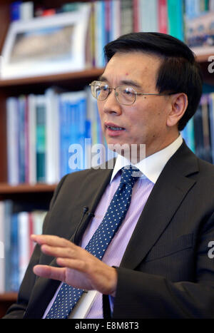 Washington, DC, USA. 7. Oktober 2014. Lin Jianhai, Sekretär des IWF, spricht in einem Interview in Washington, DC, USA, 7. Oktober 2014. © Yin Bogu/Xinhua/Alamy Live-Nachrichten Stockfoto