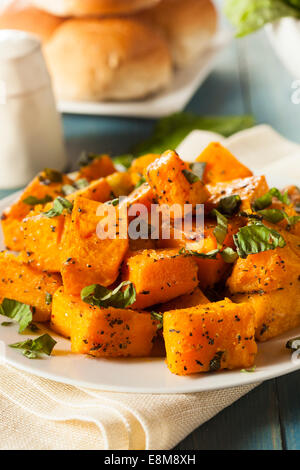 Bio gebackener Butternuss-Kürbis mit Kräutern und Gewürzen Stockfoto