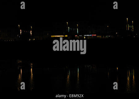 Nachtansicht, Form Strand mit Reflexionen, sechs Laternenpfahl Decodance burlesque Schönheiten, zentralen Promenade, Blackpool Illuminations Stockfoto