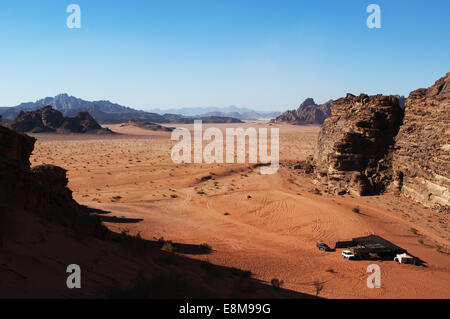 Landschaft und ein Beduinenzelt im Wadi Rum Wüste, wie Tal des Mondes, das Tal in den Sandstein und Granit Felsen suchen wie Mars bekannt Stockfoto