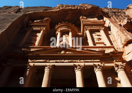 Jordanien, Naher Osten: die Fassade des Treasury (Al-Khazneh), dem berühmtesten Tempel in der archäologischen nabatäische Stadt Petra Stockfoto