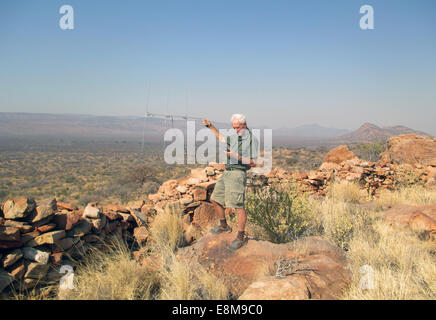 TRACKING-RADIO Nashörner und Elefanten auf eine Reserve im nördlichen Südafrika. Stockfoto