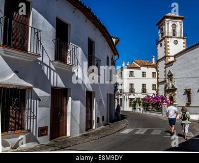 Senioren und ihre Kinder: zwei Touristen, die Straßen von Grazalema, Andalusien, Spanien Stockfoto