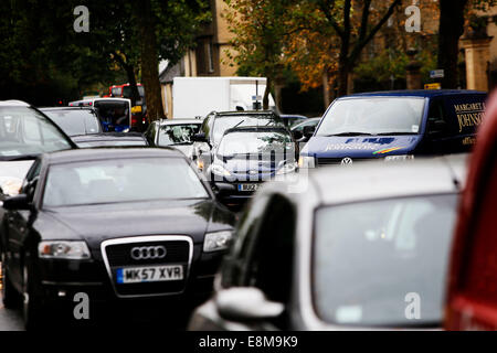 Schlechten Verkehr im Stadtzentrum Oxfords. Bilder hier sind von Datenverkehr, der die Banbury Straße versuchen, sich über St Giles hinunter und dann Sie Beaumont Street Richtung Hythe Bridge Street. Leben führen Req von Lucy Ford 10.06.2014! Stockfoto