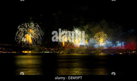 ISTANBUL - 29 Oktober: Feuerwerk über dem Bosporus während der türkischen Republik Day Feierlichkeiten am 29. Oktober 2012 in Istanbul, Stockfoto