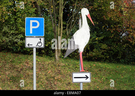 Parkplatz für Behinderte und schwangere Mütter in einem Krankenhaus in Deutschland Stockfoto