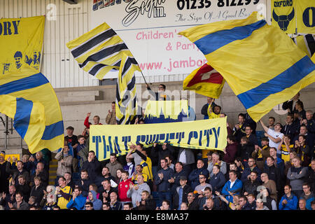 10.04.2014 Fußball: Oxford United V Newport Oxford Fans. Catchline: Fußball: United V Newport Länge: Dps Kopie: Dave Pritchard Pic: Damian Halliwell Picture Stockfoto