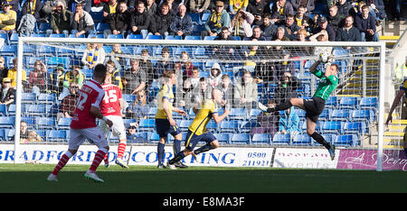 10.04.2014 Fußball: Oxford United V Newport Ryan Clark in Aktion. Catchline: Fußball: United V Newport Länge: Dps Kopie: Dave Pritchard Pic: Damian Halliwell Picture Stockfoto