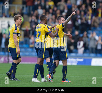 10.04.2014 Fußball: Oxford United V Newport Michael Collins feiert sein Ziel. Catchline: Fußball: United V Newport Länge: Dps Kopie: Dave Pritchard Pic: Damian Halliwell Picture Stockfoto