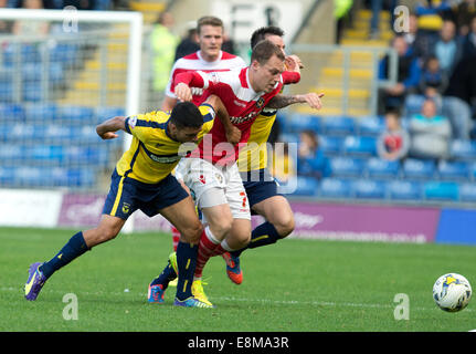 10.04.2014 Fußball: Oxford United V Newport Adam Chapman gequetscht wird. Catchline: Fußball: United V Newport Länge: Dps Kopie: Dave Pritchard Pic: Damian Halliwell Picture Stockfoto