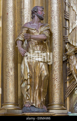 TRNAVA, Slowakei - 3. März 2014: Die polychrome Statue des Heiligen Petrus der Apostel in der Jesuiten-Kirche. Stockfoto