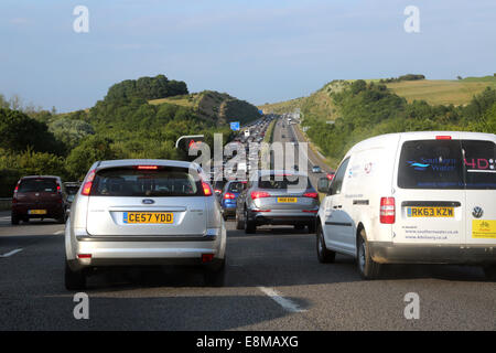 Langsam fließenden Verkehrs auf der Autobahn M3 Hampshire England Stockfoto