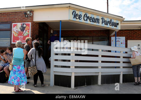 Menschen, die Warteschlangen an Eisdiele am Avon Strand Mudeford Dorset-England Stockfoto