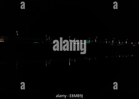 Nacht-Ansicht vom Strand, mit Reflexionen, "Verbleit leuchtet" Illuminationen, zentralen Promenade, Blackpool Illuminations, UK Stockfoto