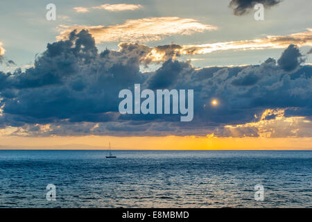 Sonnenuntergang Seesaat mit Segelboot auf den Äolischen Inseln Stockfoto