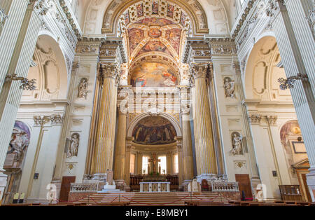 BOLOGNA, Italien - 15. März 2014: Chorraum und Kirchenschiff der Dom oder die St. Peters Kirche im Barockstil. Stockfoto