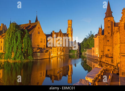 Brügge - Blick vom Rozenhoedkaai in Brügge mit dem Perez de Malvenda Haus und Belfort van Brugge Stockfoto