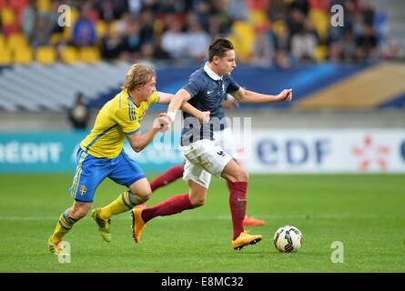 Stade-Le Mans, Le Mans, Frankreich. 10. Oktober 2014. U23-internationaler Fußball. Euro 2015-Qualifikationsspiel zwischen Frankreich und Schweden. Florian Thauvin (Fra) - Simon Tibbling (Swe) Credit: Action Plus Sport/Alamy Live News Stockfoto