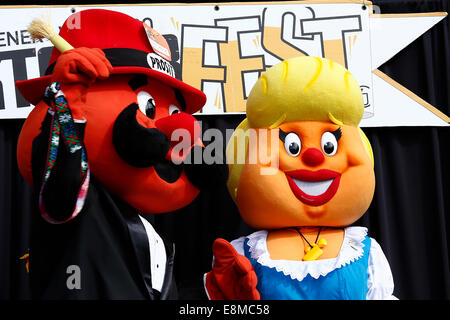 Kitchener-Waterloo, Kanada. 10. Oktober 2014.   Offizielle Eröffnung des 46. jährlichen Kitchener-Waterloo Oktoberfest, Nordamerikas größte Bavarian Festival. Zeremonien statt im Rathaus der Stadt Kitchener. Hans und Frieda Oktoberfest-Maskottchen-Credit: Leistung Bild/Alamy Live-Nachrichten Stockfoto