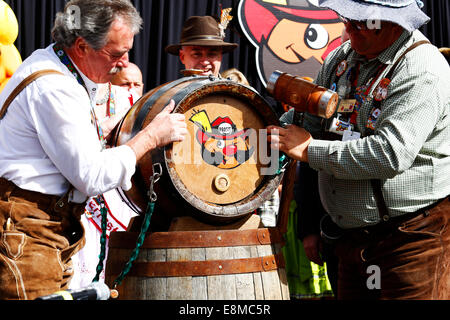 Kitchener-Waterloo, Kanada. 10. Oktober 2014.   Offizielle Eröffnung des 46. jährlichen Kitchener-Waterloo Oktoberfest, Nordamerikas größte Bavarian Festival. Zeremonien statt im Rathaus der Stadt Kitchener. Durch Tippen auf das Bierfass. Bildnachweis: Leistung Bild/Alamy Live-Nachrichten Stockfoto