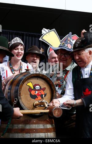 Kitchener-Waterloo, Kanada. 10. Oktober 2014.   Offizielle Eröffnung des 46. jährlichen Kitchener-Waterloo Oktoberfest, Nordamerikas größte Bavarian Festival. Zeremonien statt im Rathaus der Stadt Kitchener. Durch Tippen auf das Bierfass. Bildnachweis: Leistung Bild/Alamy Live-Nachrichten Stockfoto