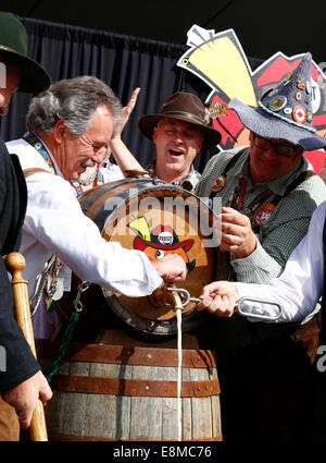 Kitchener-Waterloo, Kanada. 10. Oktober 2014.   Offizielle Eröffnung des 46. jährlichen Kitchener-Waterloo Oktoberfest, Nordamerikas größte Bavarian Festival. Zeremonien statt im Rathaus der Stadt Kitchener. Durch Tippen auf das Bierfass. Bildnachweis: Leistung Bild/Alamy Live-Nachrichten Stockfoto