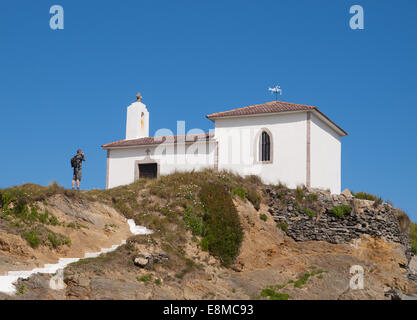 Kleine Kapelle und Mann in Valdovino, Galicien, Spanien. Stockfoto