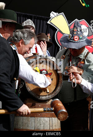 Kitchener-Waterloo, Kanada. 10. Oktober 2014.   Offizielle Eröffnung des 46. jährlichen Kitchener-Waterloo Oktoberfest, Nordamerikas größte Bavarian Festival. Zeremonien statt im Rathaus der Stadt Kitchener. Durch Tippen auf das Bierfass. Bildnachweis: Leistung Bild/Alamy Live-Nachrichten Stockfoto