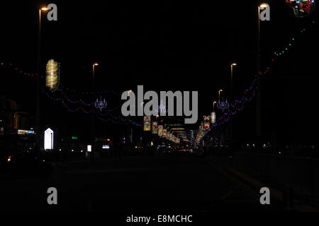 Nachtansicht, Blick nach Süden in Richtung Pleasure Beach Casino, "Verbleit Lights" Bilder zentralen Promenade Blackpool Illuminations Stockfoto