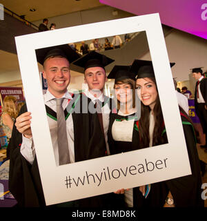 4 vier Studenten in ihren traditionellen Kleidern und Mörtel Bretter Abschluss am Abschlusstag Aberystwyth University, Wales UK 2014 Stockfoto