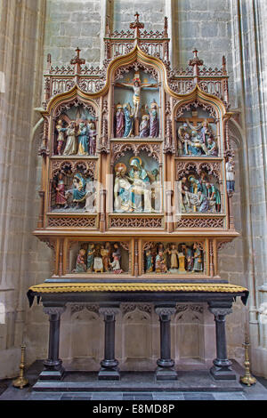 MECHELEN, Belgien - 14. Juni 2014: Nev gotische Seitenaltar der Kirche unserer lieben Frau in de Dyle. Stockfoto