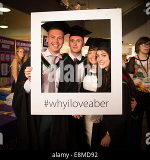 4 vier Studenten in ihren traditionellen Kleidern und Mörtel Bretter Abschluss am Abschlusstag Aberystwyth University, Wales UK 2014 Stockfoto