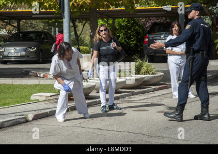 Madrid, Spanien. 10. Oktober 2014. Der Präsident von Spanien besucht Mariano Rajoy das Hospital Carlos III. Es ist wo die infiziert oder warten auf Ergebnisse. Am Ende des Besuchs erläutert er die Situation der Presse und wie sie Patienten sind. Bildnachweis: Nacho Guadano/ZUMA Draht/Alamy Live-Nachrichten Stockfoto