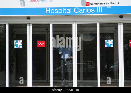 Madrid, Spanien. 10. Oktober 2014. Der Präsident von Spanien besucht Mariano Rajoy das Hospital Carlos III. Es ist wo die infiziert oder warten auf Ergebnisse. Am Ende des Besuchs erläutert er die Situation der Presse und wie sie Patienten sind. Bildnachweis: Nacho Guadano/ZUMA Draht/Alamy Live-Nachrichten Stockfoto