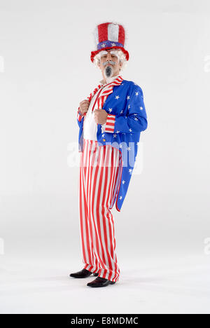 Mann verkleidet als Uncle Sam in Komödie Kostüm, mit Sternen und Streifen, Zylinder, Frack und Hose / Hose. USA. Stockfoto