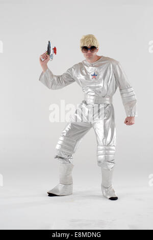 Mann in der Komödie Kostüm als ein 1960er Jahren futuristische Barbarella Spaceman outfit Stockfoto