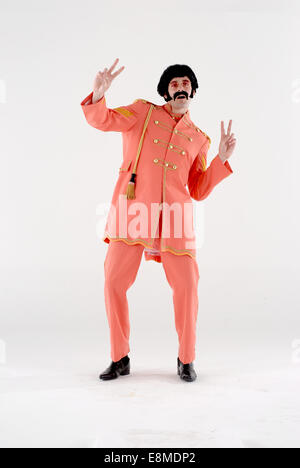 Mann in Komödie Kostüm in Sargent Paprika militärischen Outfit als die Beatles aus ihrer berühmten Album-cover Stockfoto