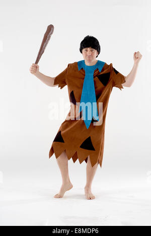 Mann in Komödie Kostüm als ein Höhlenmensch / Flintstone Charakter aus dem Zeichentrickfilm. Barney Rubble oder Fred Flintstone Stockfoto
