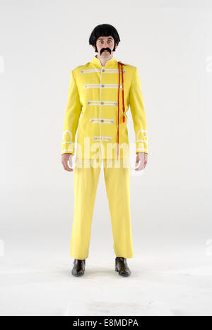 Mann in Komödie Kostüm in Sargent Paprika militärischen Outfit als die Beatles aus ihrer berühmten Album-cover Stockfoto