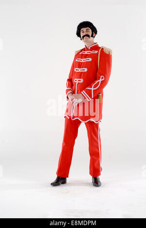 Mann in Komödie Kostüm in Sargent Paprika militärischen Outfit als die Beatles aus ihrer berühmten Album-cover Stockfoto