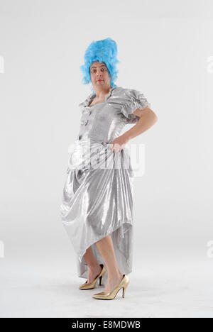 Mann in der Komödie Kostüm als eines der hässlichen Schwestern-Outfit von Aschenputtel Pantomime, Splitter Kleid mit blauen Perücke Stockfoto