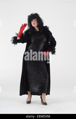 Frau im Kostüm, Komödie Kostüm als ein Sassy, party Dame im schwarzen Kleid und Perücke mit roten Handschuhen Stockfoto