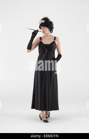 Frau in der Komödie Kostüm in einem 1920er Jahre Flapper-Mode-outfit Stockfoto